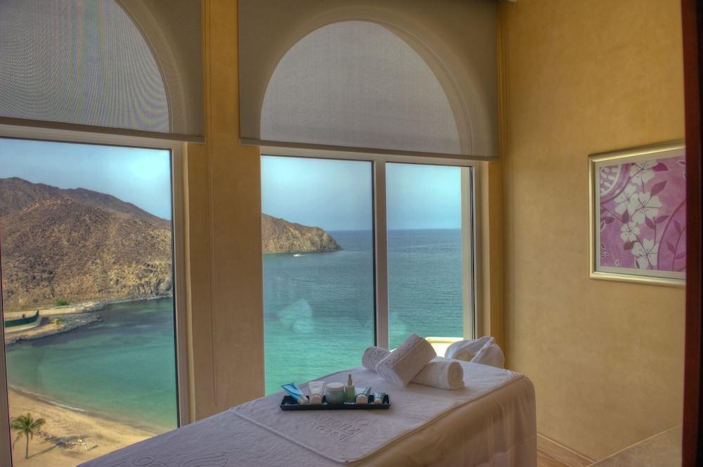Oceanic Khorfakkan Resort & Spa Khawr Fakkān Exteriör bild
